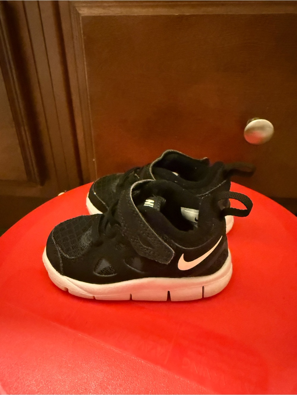 Nike toddler' Black and White Lightweight Athletic Sneakers